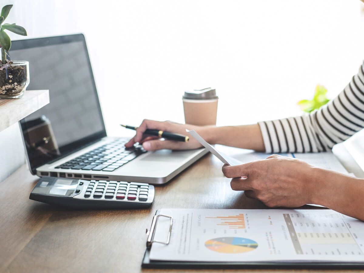 woman at desk finance 96cfa633