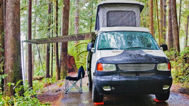 camper van in forest ed2bffe2